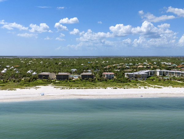 Family Friendly Complex in Sanibel Located on the Beach